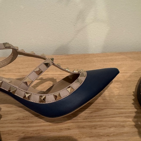 Valentino Garavani Navy and Beige Rockstud Pointed-Toe Strappy Pumps - Picture 3 of 16